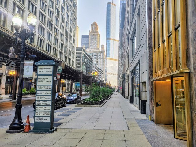 More Photos Of 111 N Wabash Ave, Chicago Office For Lease