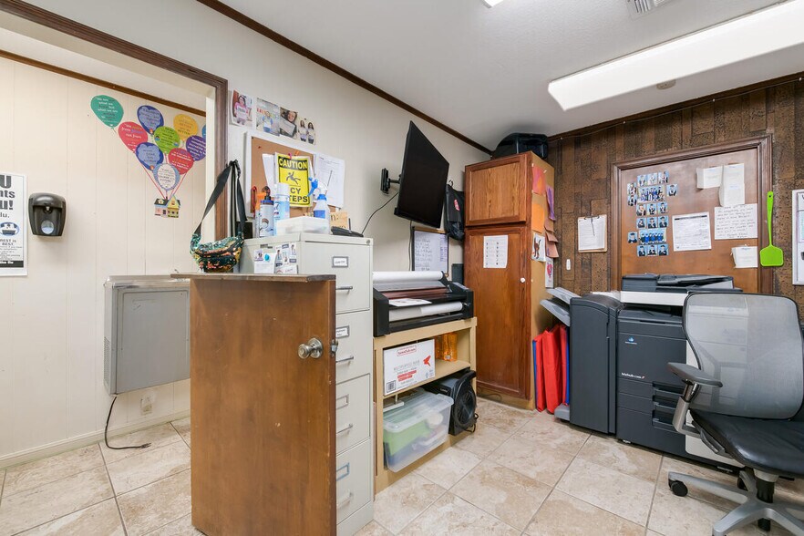 More Photos Of 2000 N 25th St, Waco Daycare Center For Sale