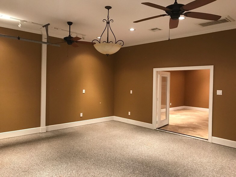 More Photos Of 1115 Chateau Woods Parkway Dr, Conroe Light Manufacturing For Lease