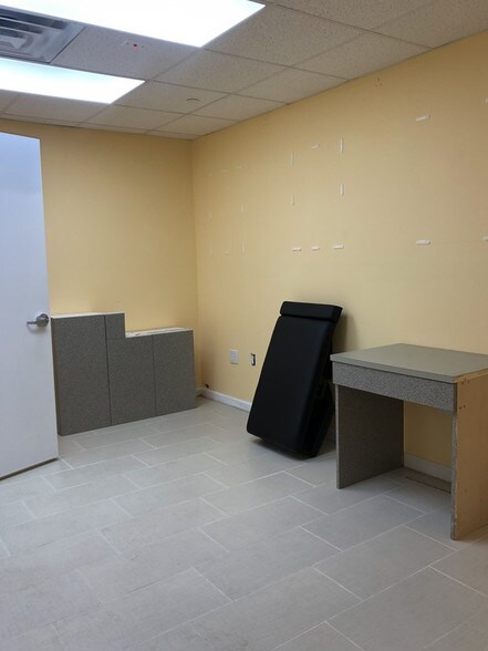 More Photos Of 10431-104-33 39th Ave, Corona Office For Sale