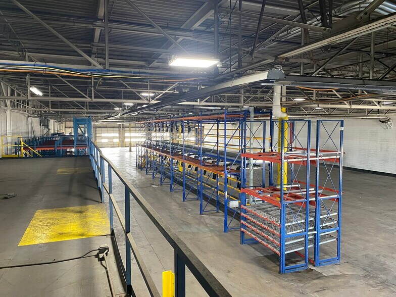 More Photos Of 5500 N Lovers Lane Rd, Milwaukee Distribution For Lease