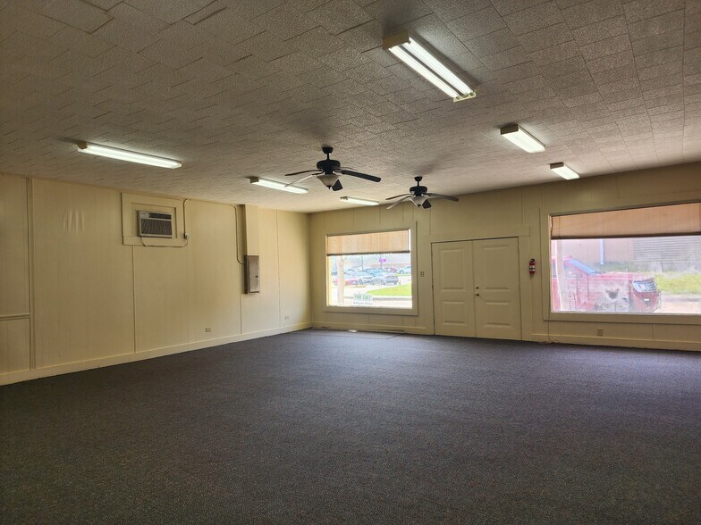 More Photos Of 110 N Zavalla St, Jasper Showroom For Sale