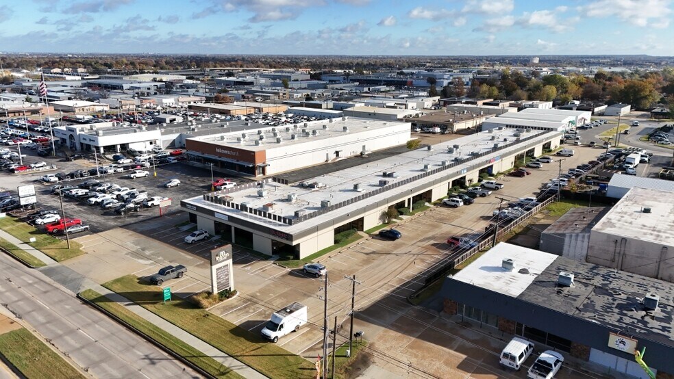 More Photos Of 4717-4733 S Memorial Dr, Tulsa Showroom For Lease