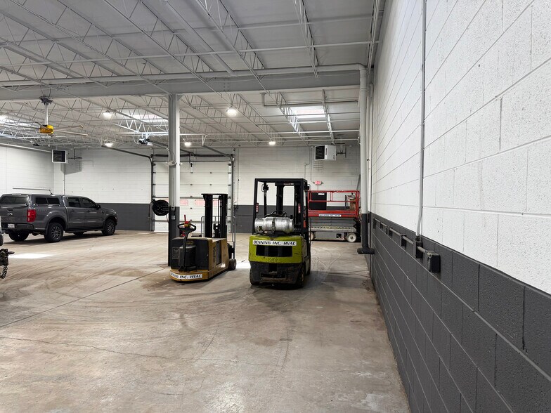 More Photos Of 315 Industrial Dr, St Charles Warehouse For Lease