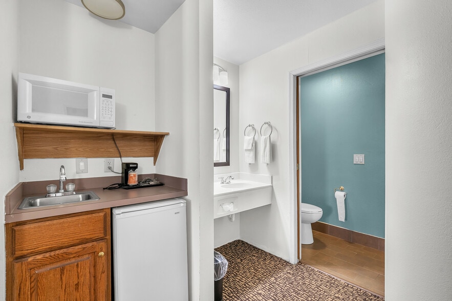 More Photos Of 220 Caravan Dr, Elkhart Hotel For Sale