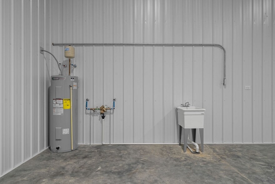 More Photos Of 1400 Dover Rd, Clarksville Showroom For Lease