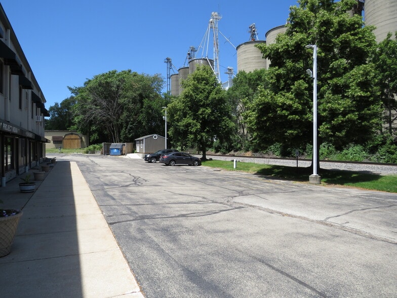 More Photos Of 113-137 W Wapella St, Minooka General Retail For Lease