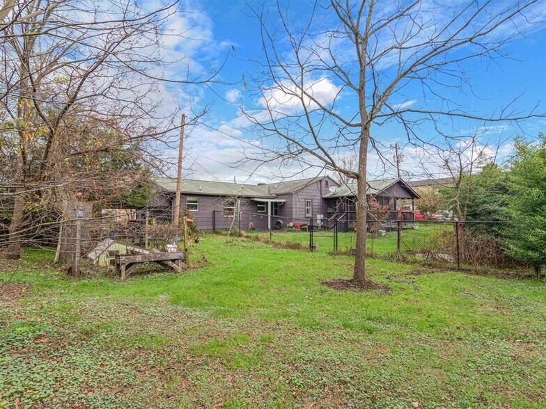 More Photos Of 307-321 S Washington St, Hendersonville Land For Lease