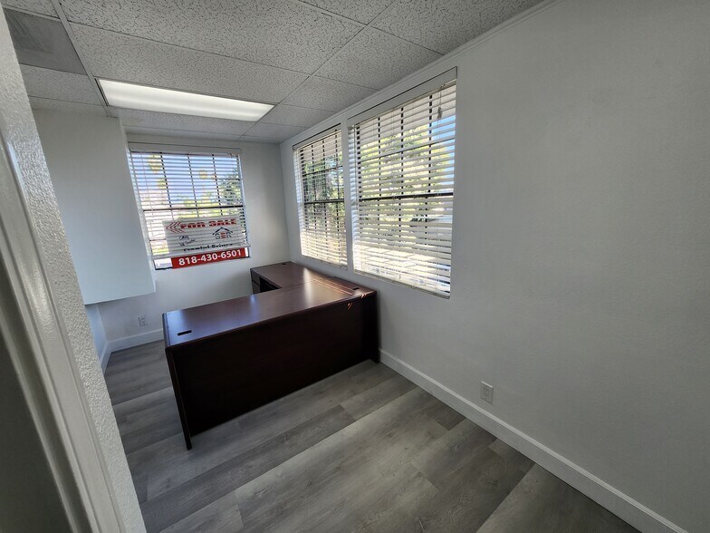 More Photos Of 960 W 17th St, Santa Ana Office For Sale