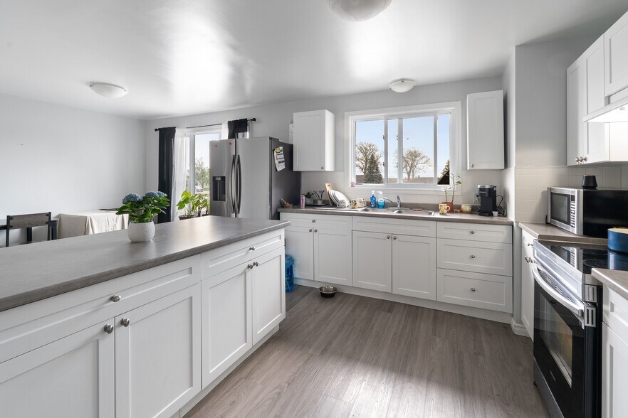 More Photos Of 2024 Dufferin Av, Wallaceburg Apartments For Sale