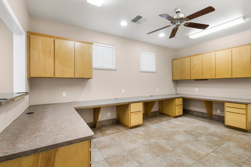 More Photos Of 2289 Ivy St, Chico Flex For Lease