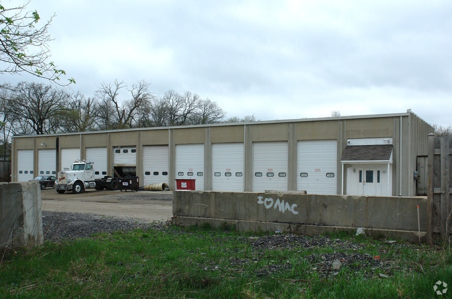 More Photos Of 4712 Reiland Dr, Crystal Lake Warehouse For Lease
