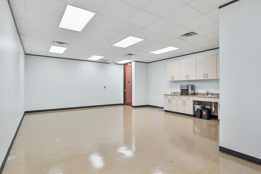 More Photos Of 6754-6758 Northwinds Dr, Houston Warehouse For Lease