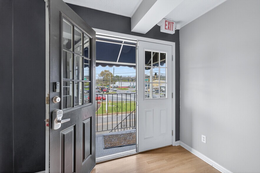 More Photos Of 4109 Robinson St, Covington Freestanding For Sale