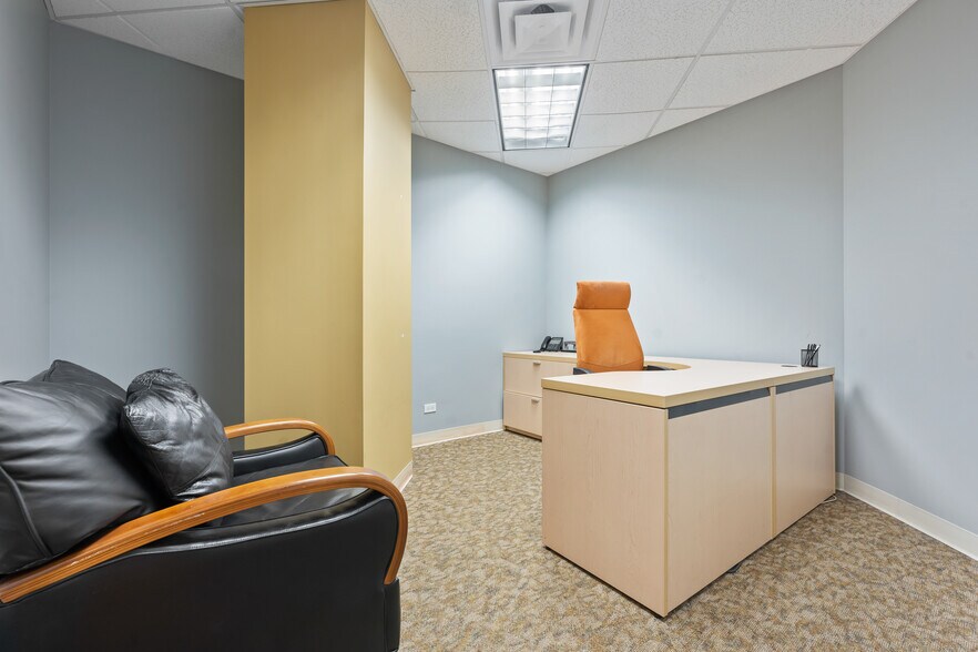 More Photos Of 1 TransAm Plaza Dr, Oakbrook Terrace Office For Sale