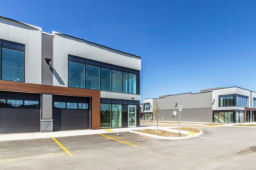 More Photos Of 585 Hanlon Creek Blvd, Guelph Showroom For Sale