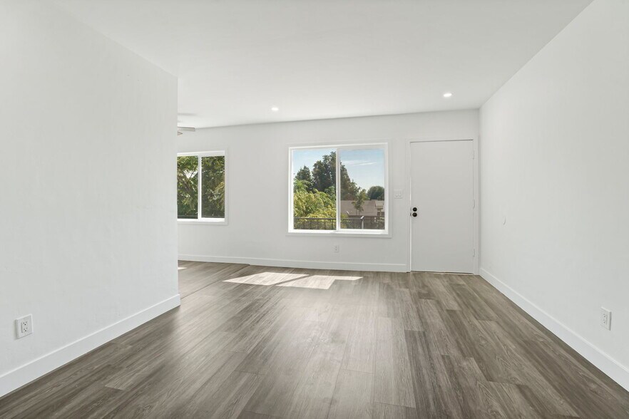 More Photos Of 925 W 84th St, Los Angeles Apartments For Sale
