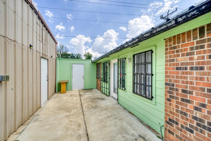 More Photos Of 212 S Tammye Ln, Madisonville Office For Sale