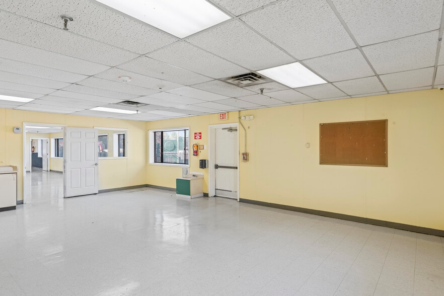 More Photos Of 211 Edds Ln, Sterling Schools For Lease