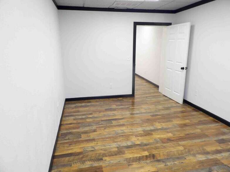 More Photos Of 400 E Jack Choate Ave, Hennessey Office For Sale