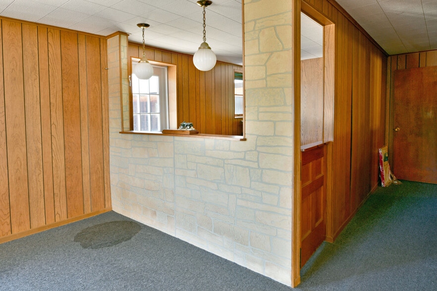 More Photos Of 4085 Herner County Line Rd, Southington Showroom For Sale