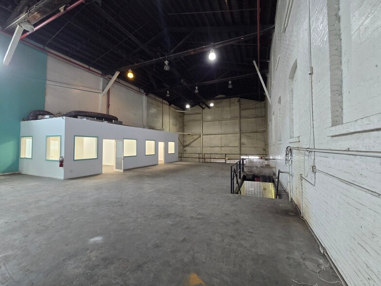 More Photos Of 43 9th St, Brooklyn Warehouse For Lease