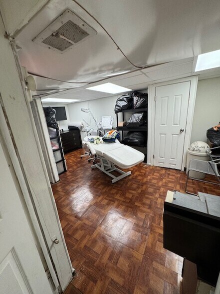 More Photos Of 78 W Walton Blvd, Pontiac Office For Sale