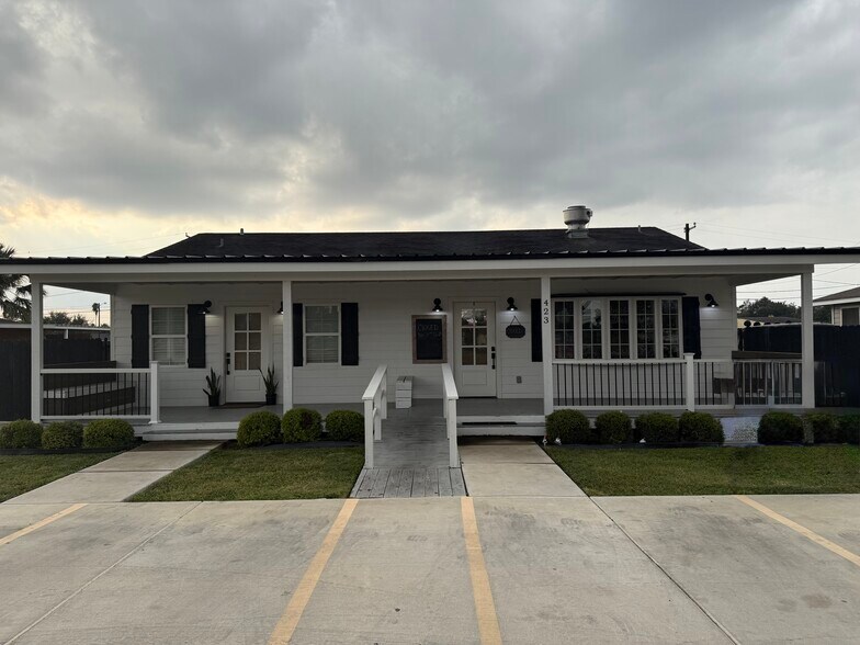 More Photos Of 423 N Main St, Donna General Retail For Sale