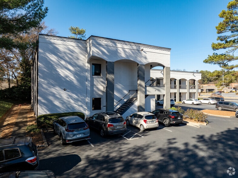 More Photos Of 3020 Roswell Rd NE, Marietta Medical For Lease