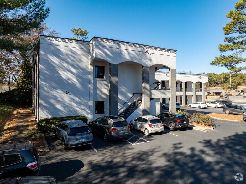 More Photos Of 3020 Roswell Rd NE, Marietta Medical For Lease