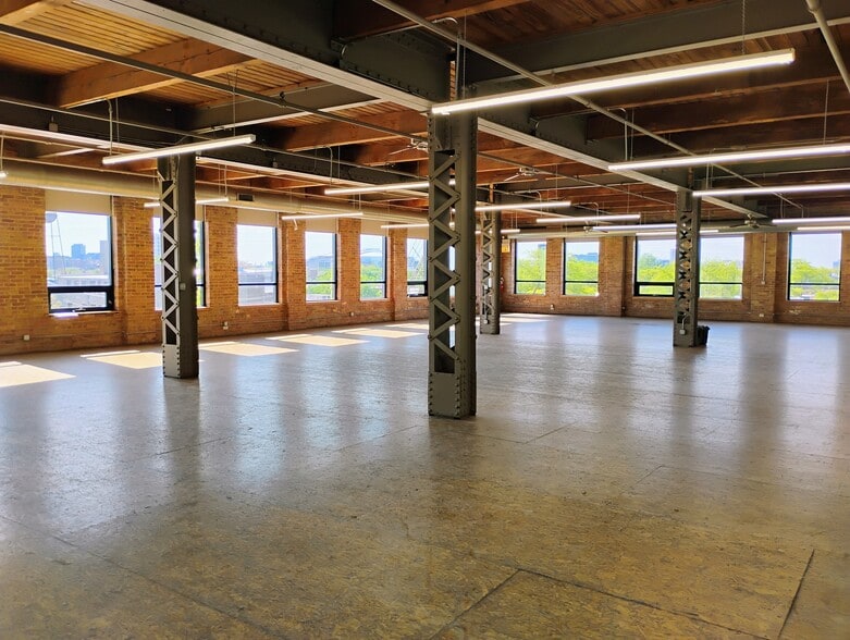 Primary Photo Of 337 N Bell St, Chicago Light Manufacturing For Lease