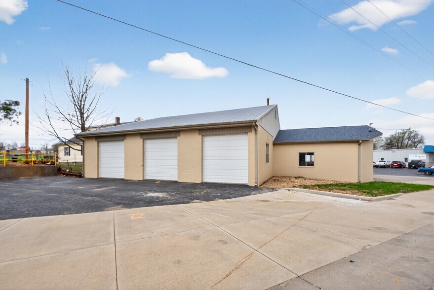 Primary Photo Of 317 S Kingshighway St, Perryville Industrial For Sale