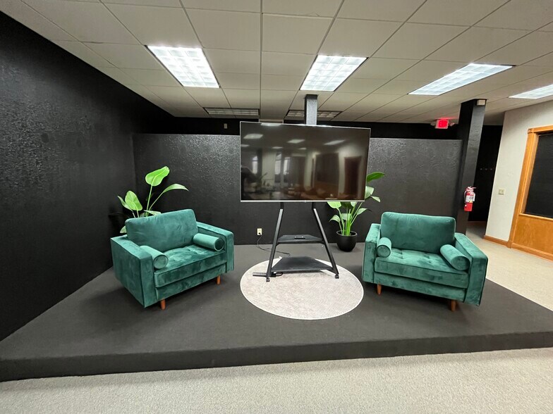 More Photos Of 6100 W Bluemound Rd, Wauwatosa Storefront Retail Residential For Lease