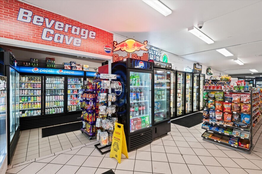 More Photos Of 1279 35th St, Springfield Storefront Retail Residential For Sale