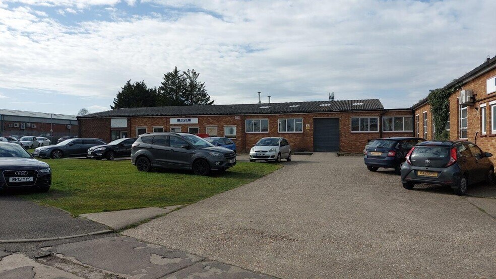 More Photos Of Robert Way, Wickford Warehouse For Lease