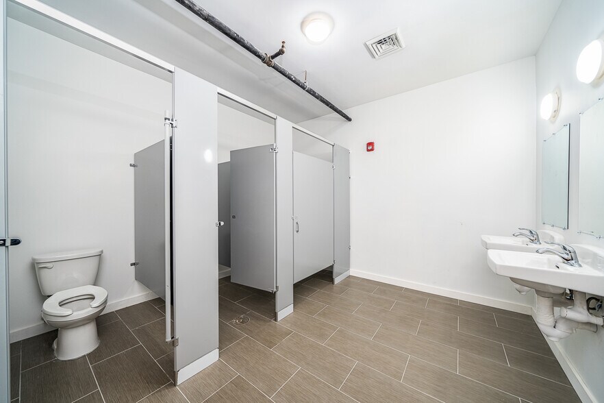 More Photos Of 2000 West St, Union City Office Residential For Lease