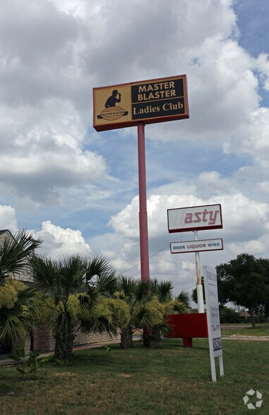 More Photos Of 3094 N Stemmons Fwy, Dallas Freestanding For Lease