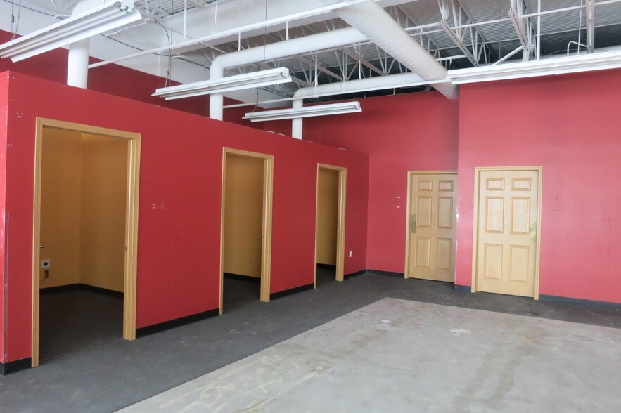 More Photos Of 1901 Hamilton Blvd, Sioux City General Retail For Sale