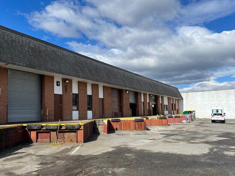 More Photos Of 7925-7929 Parston Dr, District Heights Warehouse For Lease