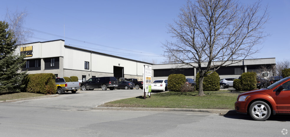 Primary Photo Of 565 Rue Sagard, St-Bruno-de-Montarville Service For Lease