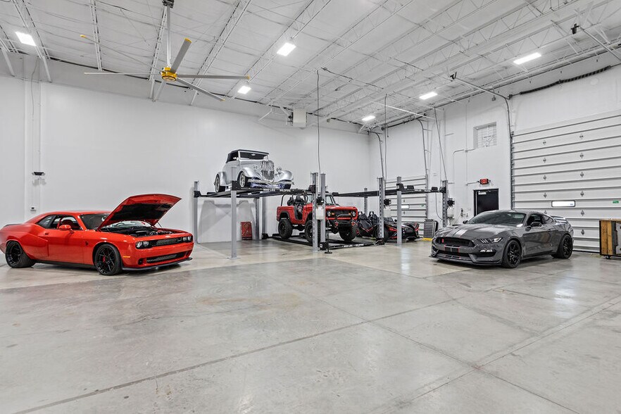 More Photos Of 3455 Centerpoint Dr, Grove City Warehouse For Lease