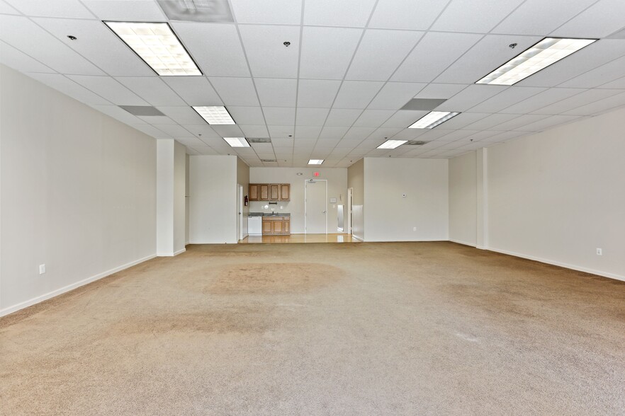 More Photos Of 4229 Lafayette Center Dr, Chantilly Business Park For Lease