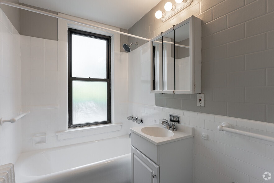 More Photos Of 5240 N Sheridan Rd, Chicago Apartments For Lease