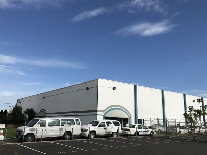 More Photos Of 320 Commerce Cir, Sacramento Warehouse For Lease