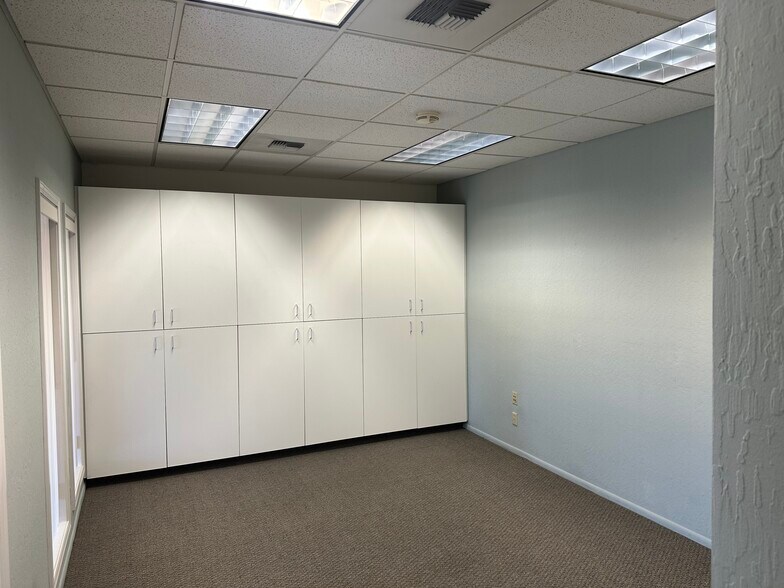 More Photos Of 825-865 S Frankwood Ave, Reedley Office For Lease