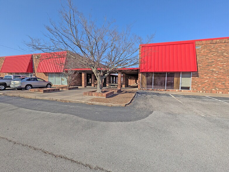 More Photos Of 2001 W Main St, Carbondale Office For Lease