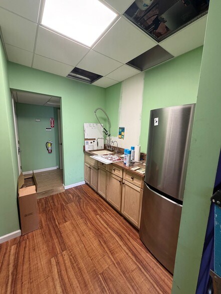 More Photos Of 12-18 W Carver St, Huntington Storefront Retail Office For Lease