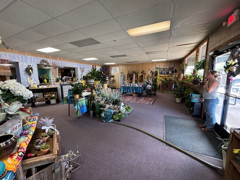 More Photos Of 706 N Perry St, Palestine General Retail For Sale