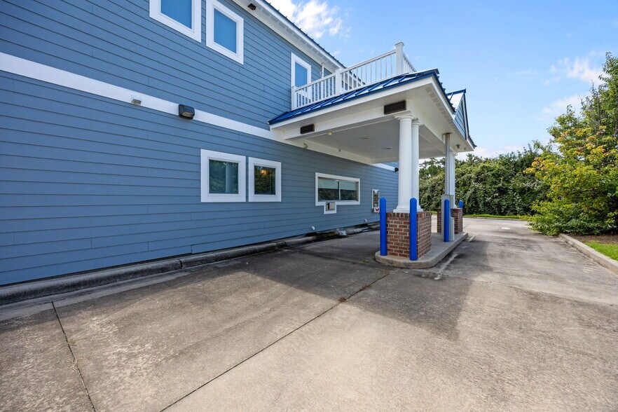 More Photos Of 8468 Caratoke Hwy, Powells Point Bank For Lease