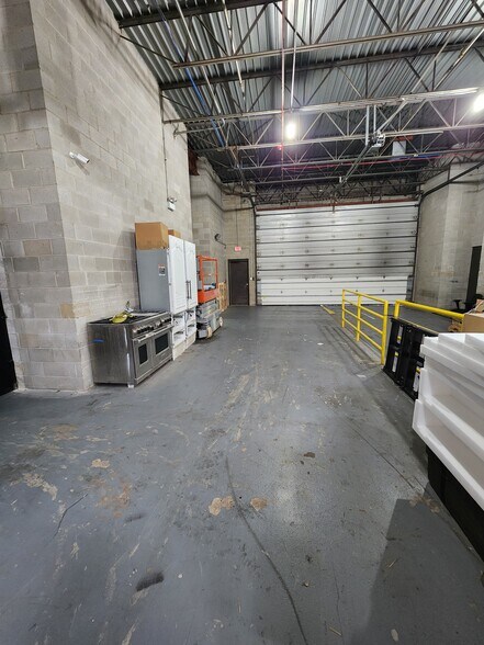 More Photos Of 8310-8350 S Madison St, Burr Ridge Light Distribution For Lease